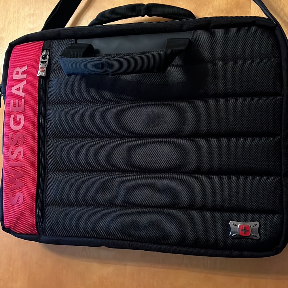 SWISSGEAR spacious messenger bag with adjustable strap - Picture 2 of 8